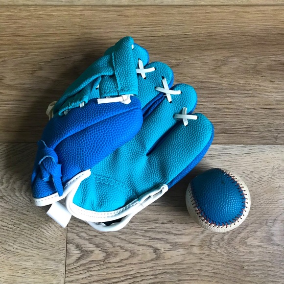 Other - ⚾️ Little Boys Baseball Glove & Ball (3-4 yr old)